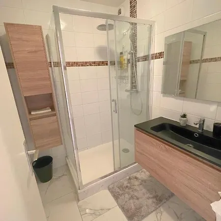2 Bedroom In Middle Of Apartment